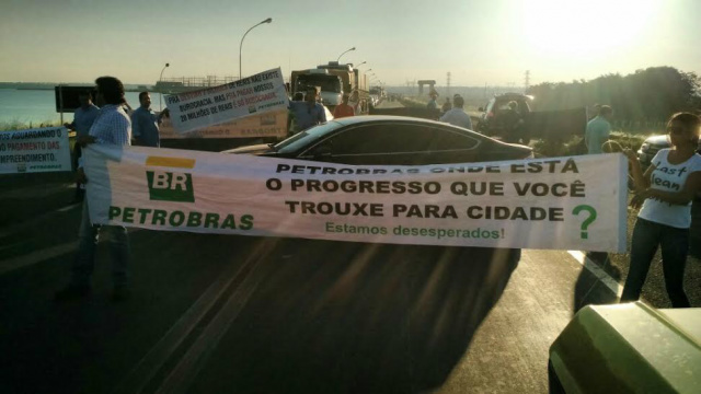 Empresários interditam tráfego na BR-262 em protesto pelo calote da UFN3/Petrobras Com faixas, veículos e barreira humana, empresários de Três Lagoas fecham o trânsito na BR-262, em cima da barragem de Jupiá (Foto: Divulgação)
