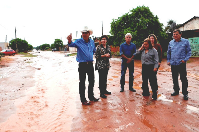 Deputado Angelo Guerreiro, prefeita Marcia Moura, Chefe da Casa Civil do Estado, Sérgio de Paula, presidente da Câmara Jorginho do Gás e secretários municipais em visita às ruas que receberão pavimento. (Foto: Assessoria/Prefeitura).