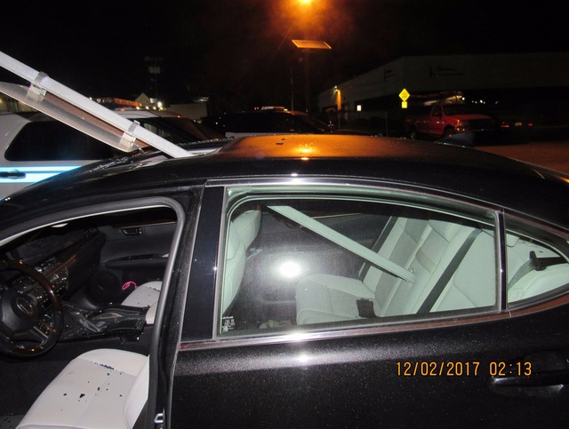 Motorista dirige 25 km com placa de trânsito presa no teto solar do carro Motorista dirige 25 km com placa de trânsito presa no teto solar do carro (Foto: outh Hackensack Police Department/Facebook)