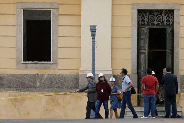 Missão da Unesco faz primeira visita ao Museu Nacional A chefe da missão da Unesco, Cristina Menegazzi (de vestido), e o gestor de projetos de conservação José Luiz Perdessoli Junior (camisa azul clara), chegam ao Museu Nacional - Fernando Frazão/Agência Brasil