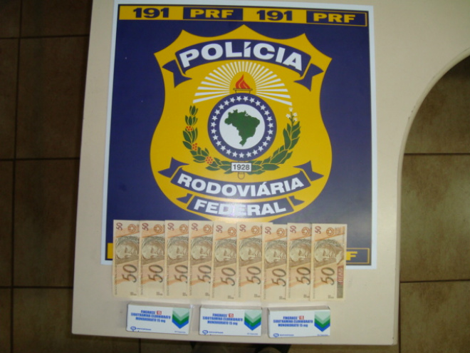 PRF apreende dinheiro falso e medicamentos contrabandeados Dinheiro falso apreendido pela PRF. (Foto: Divulgação)