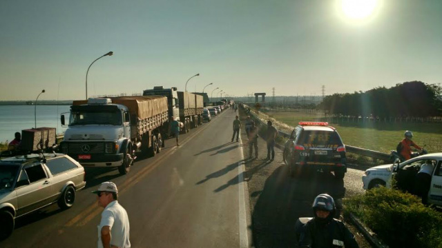 Empresários interditam tráfego na BR-262 em protesto pelo calote da UFN3/Petrobras Equipes da PRF estão no local para evitar que aconteçam acidentes, enquanto os manifestantes protestam em cima da barragem (Foto: Divulgação)