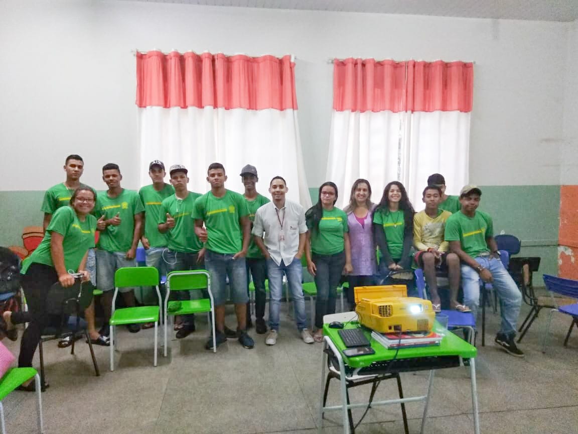 Jornalista Lucas Gustavo com os alunos e professora Fernanda. (Foto: Perfil News). 