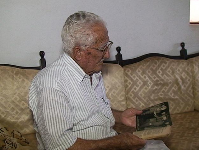 Ele olha com saudades as fotos do tempo que serviu a Força Expedicionária Brasileira. Foto: Maycon Almeida