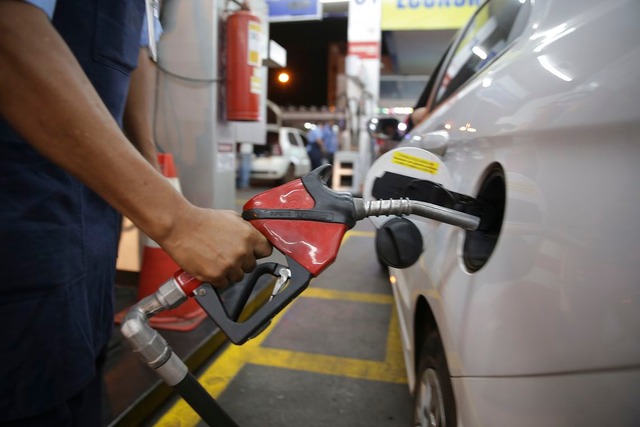 Petrobras baixa gasolina em R$ 0,03 e diesel em R$ 0,04 Marcello Casal jr/Agência Brasil