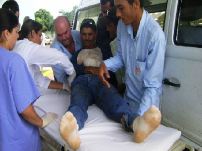 Vítima de estouro de tubulação de água chega a hospital em Chapadão do Sul. (Foto: Chapadense News)