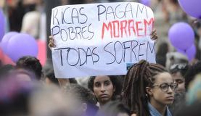 Maioria das mulheres processadas por aborto é negra, pobre e já tem filho Entre as 42 mulheres processadas por aborto no Rio de Janeiro, há casos de procedimentos feitos em casa e em clínicas clandestinas (Foto:Fernando Frazão/Arquivo/Agência Brasil)