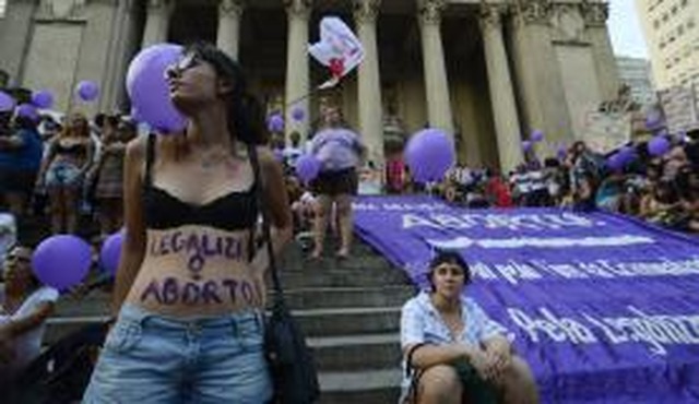Maioria das mulheres processadas por aborto é negra, pobre e já tem filho Mulheres protestam pela descriminalização do aborto em frente à Assembleia Legislativa do Rio de Janeiro (Foto:Fernando Frazão/Arquivo/Agência Brasil)