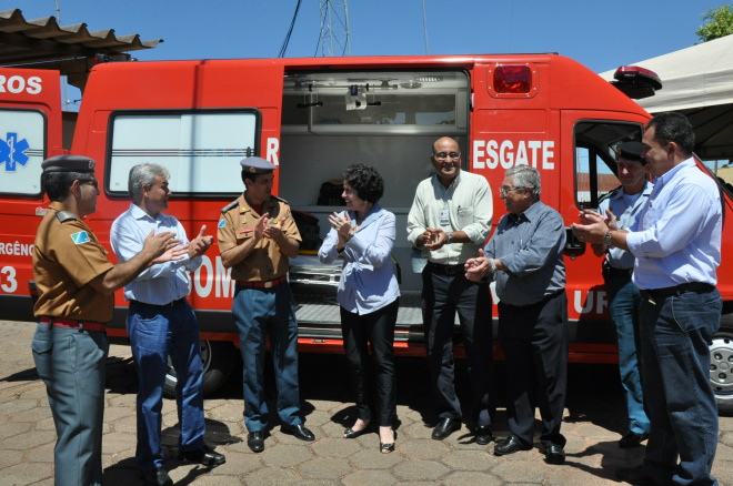 PM e Bombeiros recebem viatura e equipamentos de ação mitigatória da Siderúrgica Três Lagoas. (Foto: Divulgação)