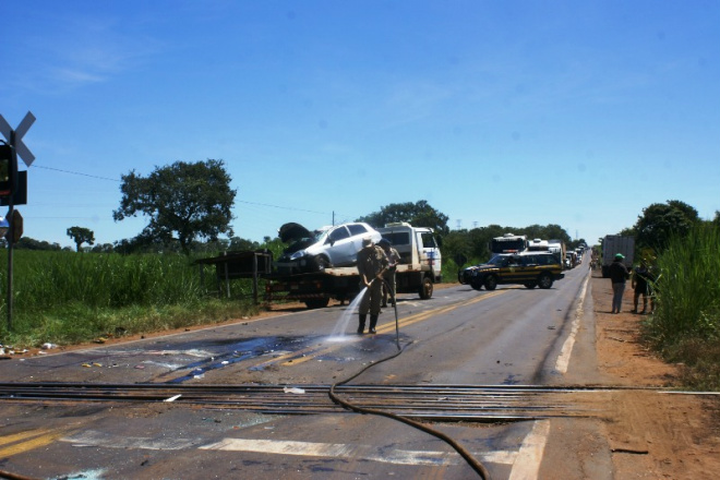 Punto capotou ontem na BR-262 após bater na traseira de caminhão baú depois de quebra-molas antes da passagem de nível no km 58 da BR-262. (Foto: Edmir Conceição).
