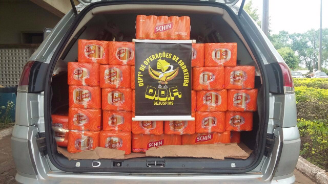 Polícia apreende carga de cerveja vinda do Paraguai As cervejas estavam dentro do porta-malas do veículo. (Foto: Assessoria)