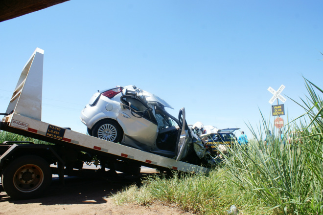Morre uma das vítimas de acidente na BR-262 Carro ficou destruído após capotamento na BR-262 nesta quarta-feira. Acidente aconteceu por volta das 10h30. (Foto: Edmir Conceição)