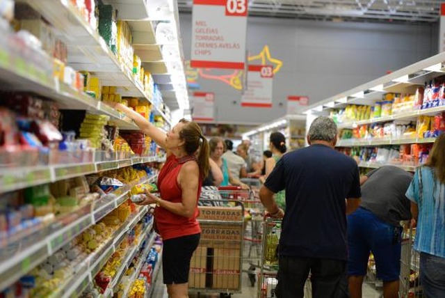 Queda da inflação estimula o consumo e aumenta o poder de compra dos consumidores. (Foto: Tânia Rêgo/Agência Brasil)