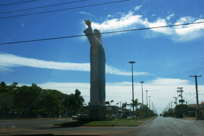 Três Lagoas amanhece com o céu nublado, mas o sol brilha forte Avenida Ranulfo Marques Leal, no cruzamento com a avenida Capitão Olinto Mancini. (Foto: Edmir Conceição)