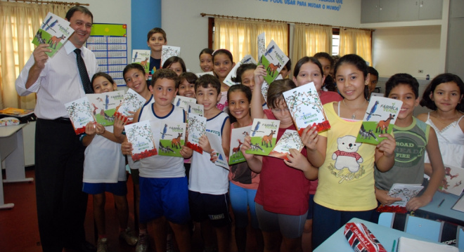 O presidente da Fiems, Sérgio Longen, entregou, na tarde de ontem (17/03), aos alunos da Escola do Sesi de Campo Grande. Foto: Divulgação