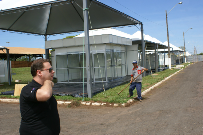 Estandes da exposição Três Lagoas Florestal já estão sendo montados Robson Trevisan, diretor do Painel Florestal, acompanha montagem de estandes no Parque de Exposições.