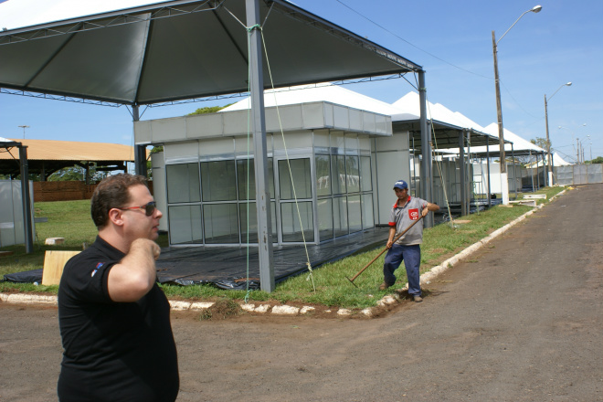 Robson Trevisan, diretor do Painel Florestal, acompanha montagem de estandes no Parque de Exposições.