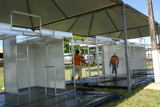 Estandes da exposição Três Lagoas Florestal já estão sendo montados Estandes devem ficar prontos em três dias no Parque de Exposições de Três Lagoas.