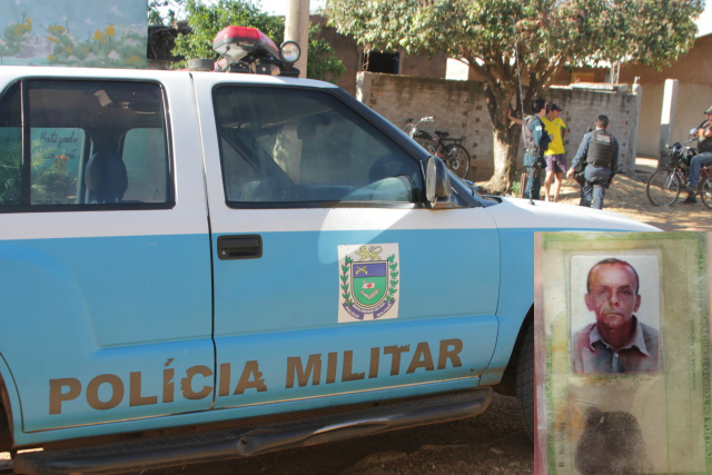 Guarnição da Polícia Militar esteve no local e conferiu a morte de Raimundo Bonfim (detalhe), no Jardim Progresso (Foto: Edivelton Kologi)