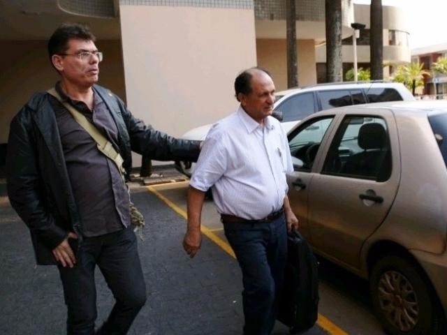 Deputado Zé Teixeira é conduzido por agente da PF após ser preso em hotel na Capital (Foto: André de Abreu/Top Mídia News)
