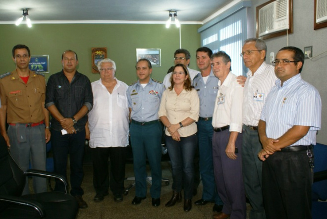 Comandante da PM junto com os integrantes do Conselho Comunitário de Segurança, após reunião na sede do 2º BPM de Três Lagoas. (Foto: Edmir Conceição)