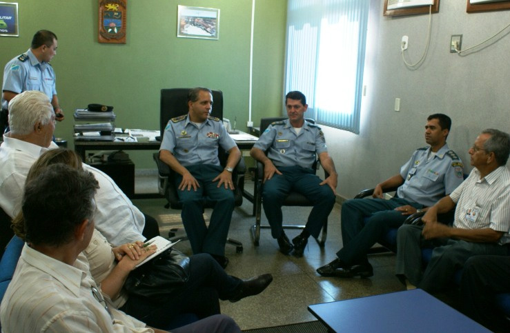 Coronel David e o comandante do 2º BPM, major Monari, durante reunião com o Conselho Comunitário de Segurança
