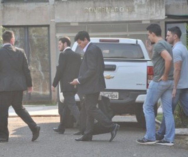 Propina da JBS pagou fazenda no Pantanal, aponta polícia Agentes da PF apreendem documentos na Governadoria durante a operação, na última quarta-feira - Foto: Valdenir Rezende/Correio do Estado