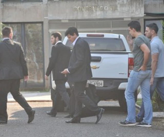 Agentes da PF apreendem documentos na Governadoria durante a operação, na última quarta-feira - Foto: Valdenir Rezende/Correio do Estado