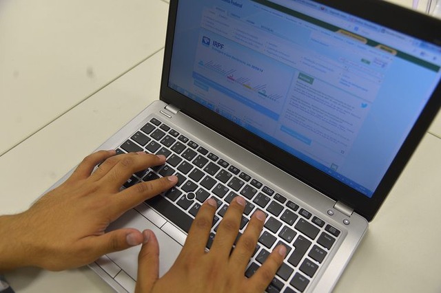 Mais de 2,6 milhões de contribuintes recebem hoje restituição do IR A restituição ficará disponível no banco durante um ano - Foto: Marcello Casal Jr/Agência Brasil