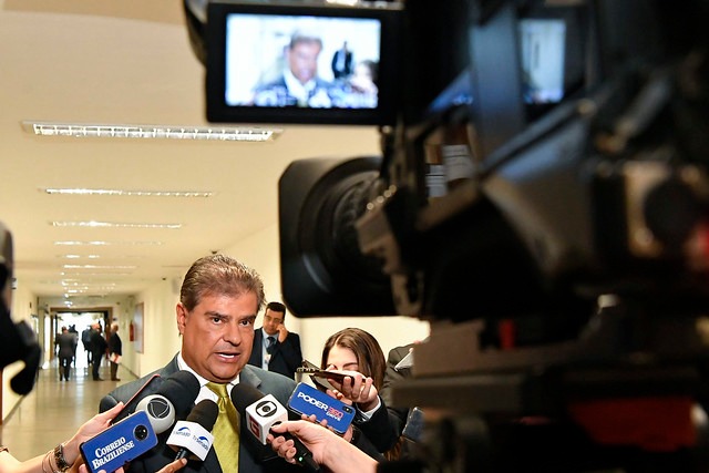 Desembargador vê argumento “inverossímil” e mantém bloqueio de R$ 101 mi de senador Senador Nelsinho Trad continua com os bens bloqueados: apesar do bloqueio não atingir salário de R$ 33,7 mil pago pelo Senado, ele argumentou que não teria como manter o próprio sustento (Foto: Geraldo Magela/Agência Senado)