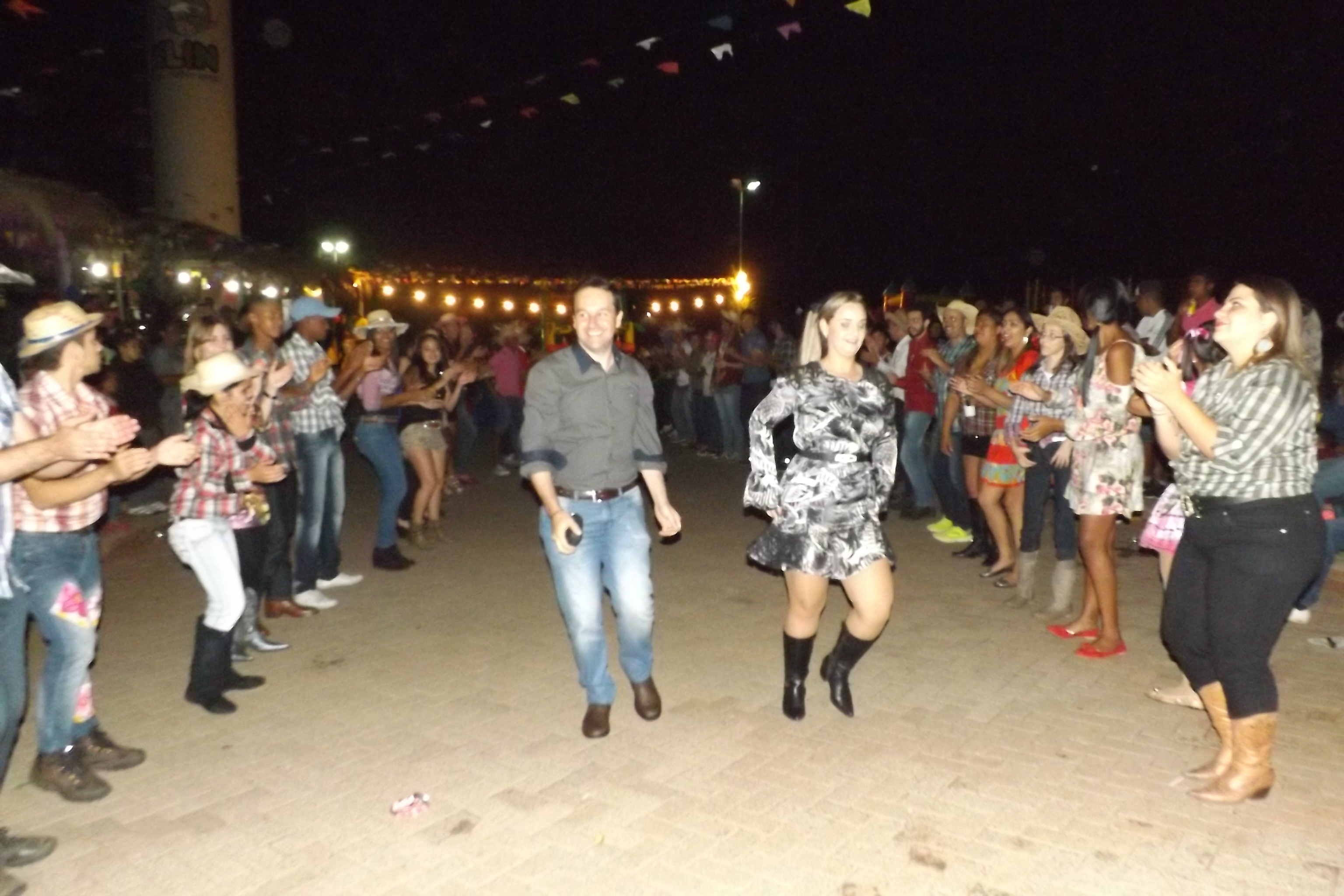 Indústria reúne colaboradores para festança com direito a dança e comidas típicas A dança da quadrilha não poderia faltar na festança da Klin (Fotos: Edivelton Kologi)