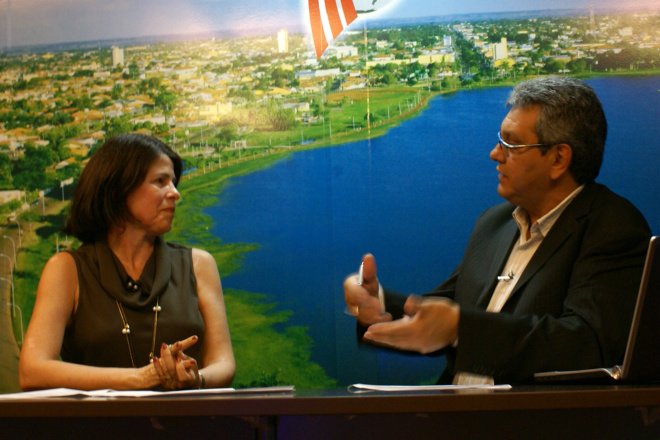 Márcia ao lado do diretor do Perfil News, Ricardo Ojeda, durante entrevista à TV Perfil
Foto: Gilmar Lisboa