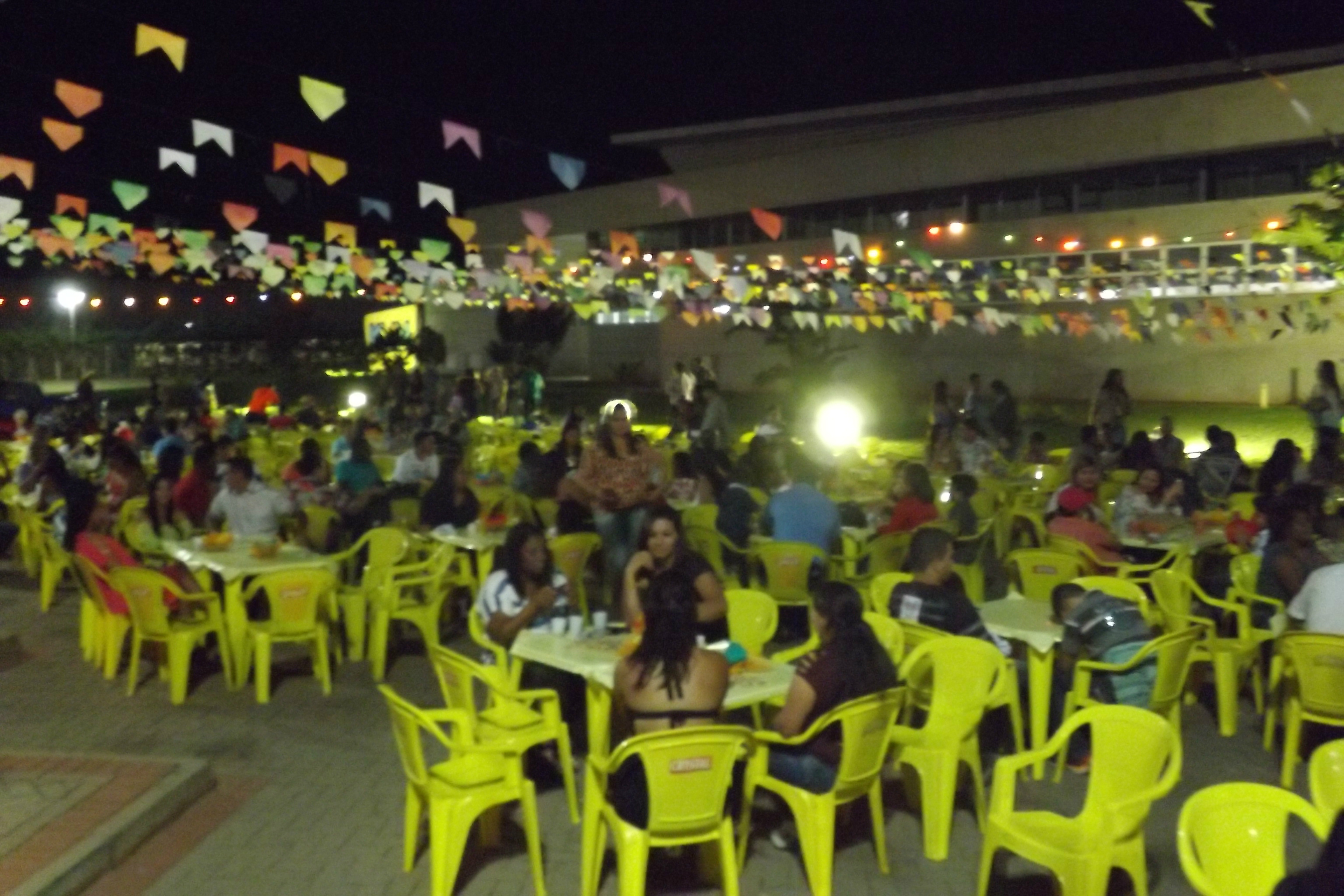Indústria reúne colaboradores para festança com direito a dança e comidas típicas A festa contou com a participação de centenas de pessoas, entre colaboradores, familiares e equipe da diretoria local da indústria (Fotos: Edivelton Kologi)