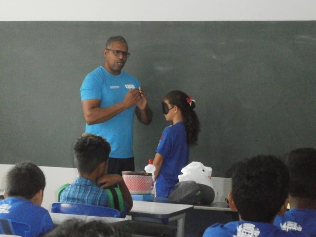 Alunos de Escola Municipal de Três Lagoas participam do Projeto “Vivenciando a Deficiência Visual” Projeto, desenvolvido por professor de Educação Física, visa trabalhar a inclusão social nas escolas e ambientes sociais em que os alunos vivem (Foto/Assessoria)