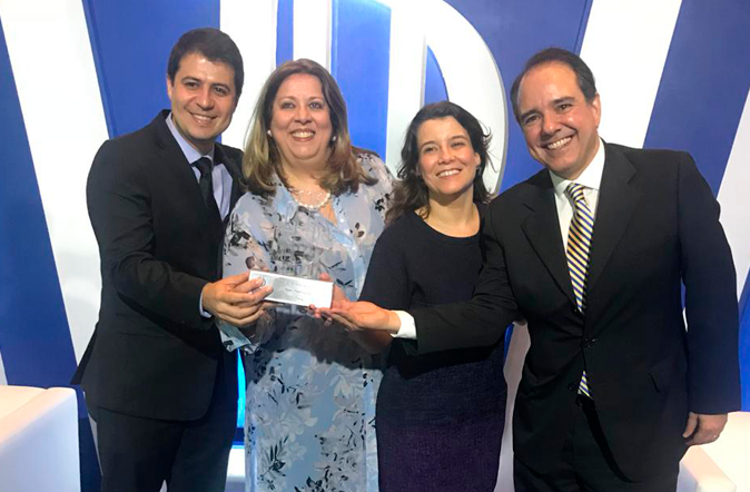 Fibria é eleita pelo 5º ano consecutivo a melhor empresa de Celulose e Papel pela revista IstoÉ Dinheiro Adjarbas Guerra, diretor de Riscos e Compliance da Fibria Malu Pinto e Paiva, diretora de Sustentabilidade, Comunicação e Relações Corporativas da Fibria Andresa Garcia de Barros, gerente de Desenvolvimento Humano e Organizacional da Fibria Geraldo Magella, gerente de Comunicação Corporativa da Fibria. Foto: Divulgação