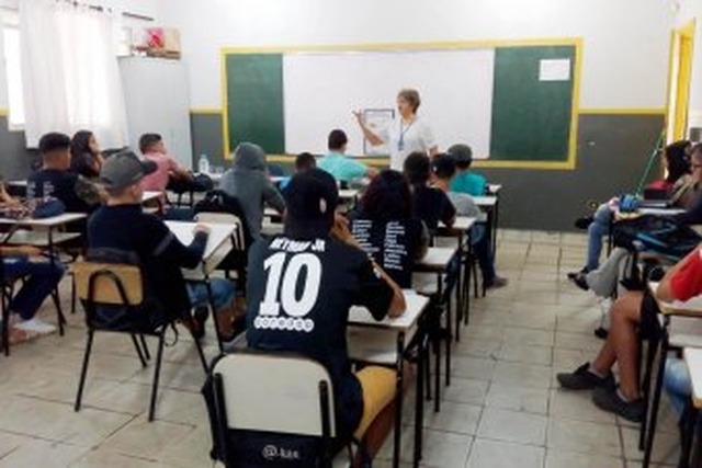 Alunos da Escola São Carlos participam de palestra sobre gravidez na adolescência Foto/Assessoria