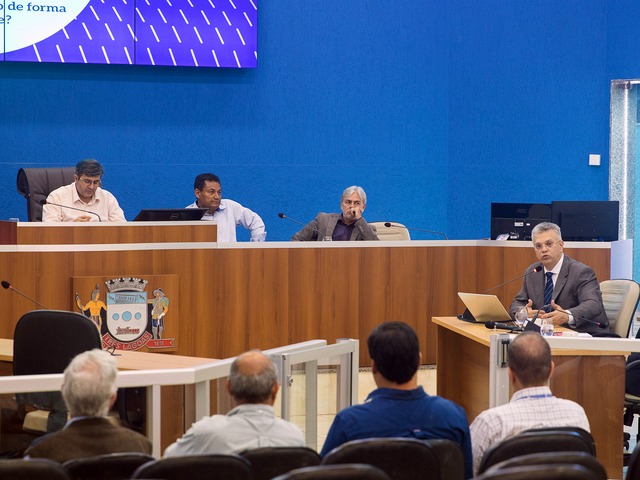 Vereadores de Três Lagoas ouvem a comunidade sobre qualidade nos serviços de energia elétrica O consultor Jenner Ferreira, contrato pela Câmara para dar consultoria jurídica durante a Comissão, explicou que as concessionárias de energia respondem a regulação específica. Foto: Divulgação