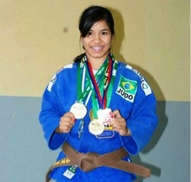 Revelação do judô cruza fronteiras e vai buscar experiência na Europa Larissa Farias exibe algumas medalhas de sua
coleção (Foto: Arquivo Pessoal do G1)