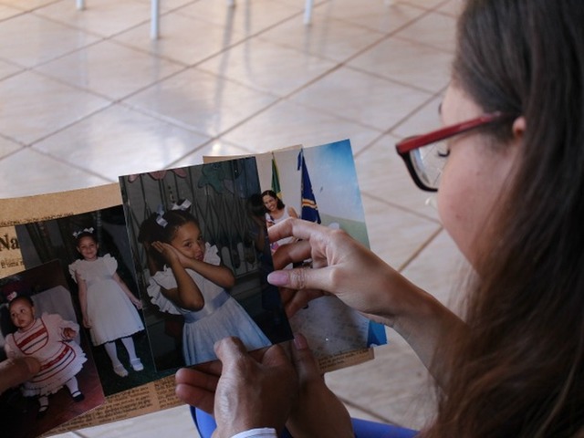 Aline recorda de fotos de quando era criança — Foto: Maria Caroline Palieraqui/G1 MS