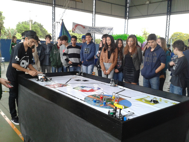 As equipes demonstraram os seus projetos da área da robótica. (Foto: Assessoria) 