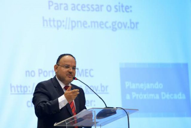 O ministro da Educação, Henrique Paim, participa do lançamento do Portal do Plano Nacional de Educação - Planejando a Próxima Década (Foto: Wilson Dias/Agência Brasil)