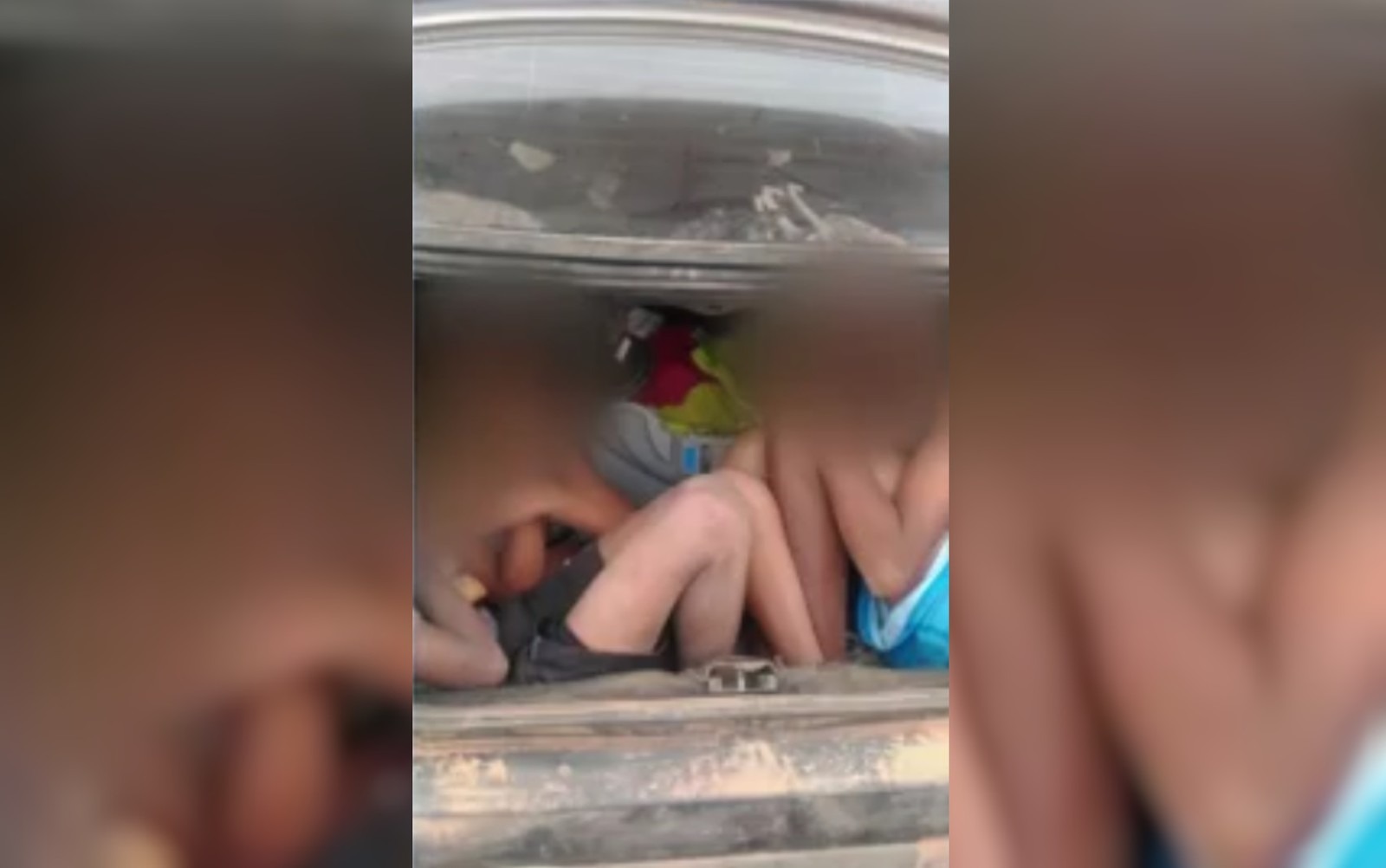 Motorista sem CNH é flagrado transportando 16 pessoas dentro de carro Crianças eram levadas amontoadas no porta-malas, em Goiás — Foto: Reprodução/TV Anhanguera