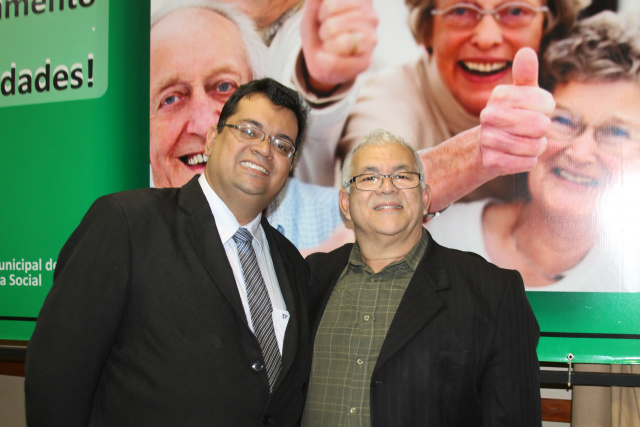 Conferência debate direitos e protagonismo do idoso na sociedade Na foto, Dr. Márcio Oliveira, presidente do Conselho Municipal do Idoso, e João Neto, vice-presidente do Conselho Regional dos Direitos da Pessoa Idosa (foto: Fábio Jorge)