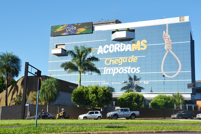 O painel eletrônico do Edifício Casa da Indústria, em Campo Grande (MS), traz uma bandeira do Brasil com uma tarja preta para demonstrar o luto dos empresários sul-mato-grossenses. (Foto: Assessoria)