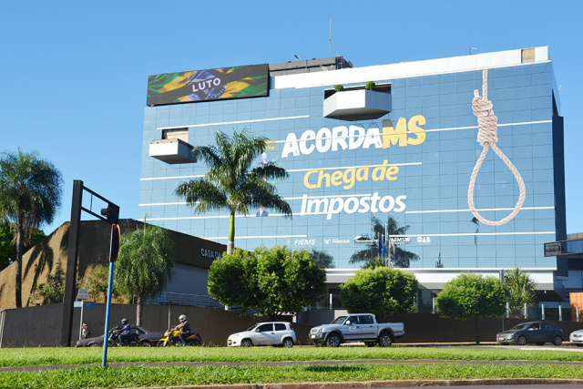 Para Longen, últimas ações do Planalto afastam investimentos do País O painel eletrônico do Edifício Casa da Indústria, em Campo Grande (MS), traz uma bandeira do Brasil com uma tarja preta para demonstrar o luto dos empresários sul-mato-grossenses. (Foto: Assessoria)