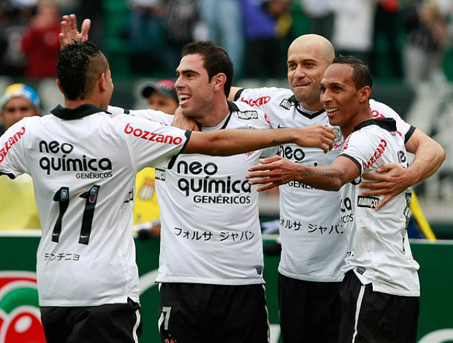 Jogadores do Corinthians se abraçam para comemorar o gol de Liedson (Foto: Agência Estado)