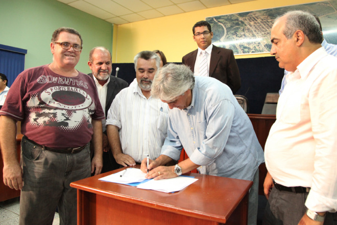 Ao lado do prefeito Topete , vereadores e o diretor Ronaldo Custódio, Delcídio também assinou o termo de compromiss o da Eletro sul com Água Clara
Foto: Assessoria de Comunicação