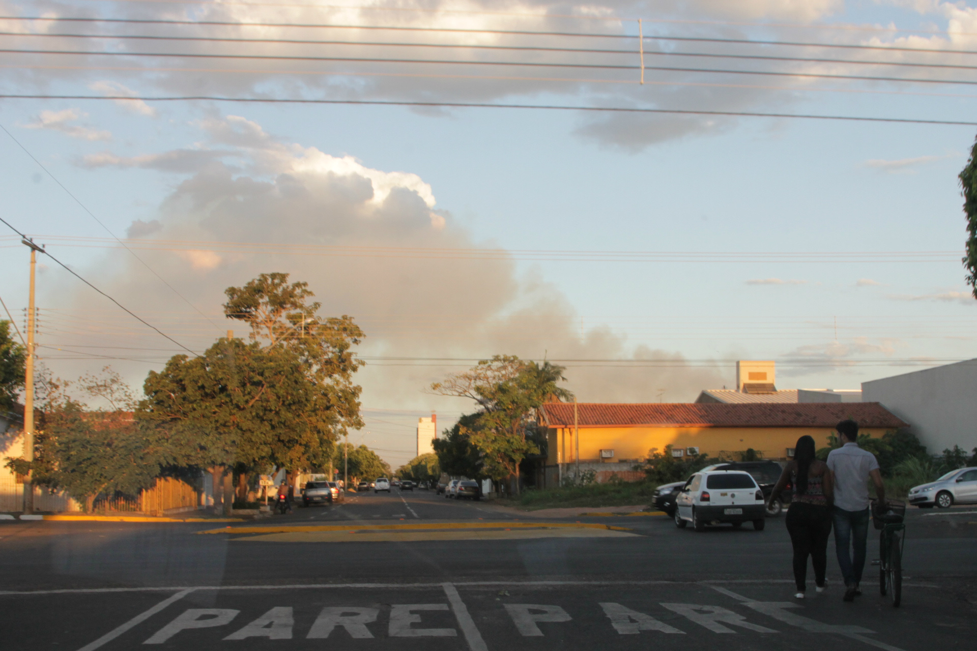 Do cruzamento da rua João Gonçalves de Oliveira com a avenida Filinto Muller, centro da cidade, já se via a extensa nuvem cinzenta de fumaça originada pelo incêndio (Foto: Edivelton Kologi)