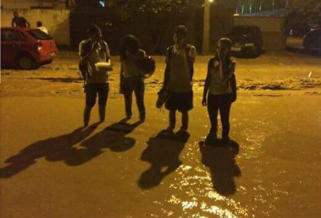 Alunos que saiam das escolas no momento da chuva também sofreram. (Fotos: Divulgação). 
