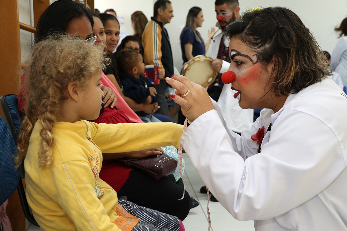 Saúde de Três Lagoas comemora um ano de serviços da Academia de Saúde do Jardim Maristela O evento também foi animado com a participação de uma equipe do grupo “Doutores Palhaços”, “o amor que cura”, da associação “Girassol Cultural”, que realiza ações voluntárias junto às crianças, internadas na ala pediátrica do Hospital Nossa Senhora Auxiliadora. Foto: Divulgação.